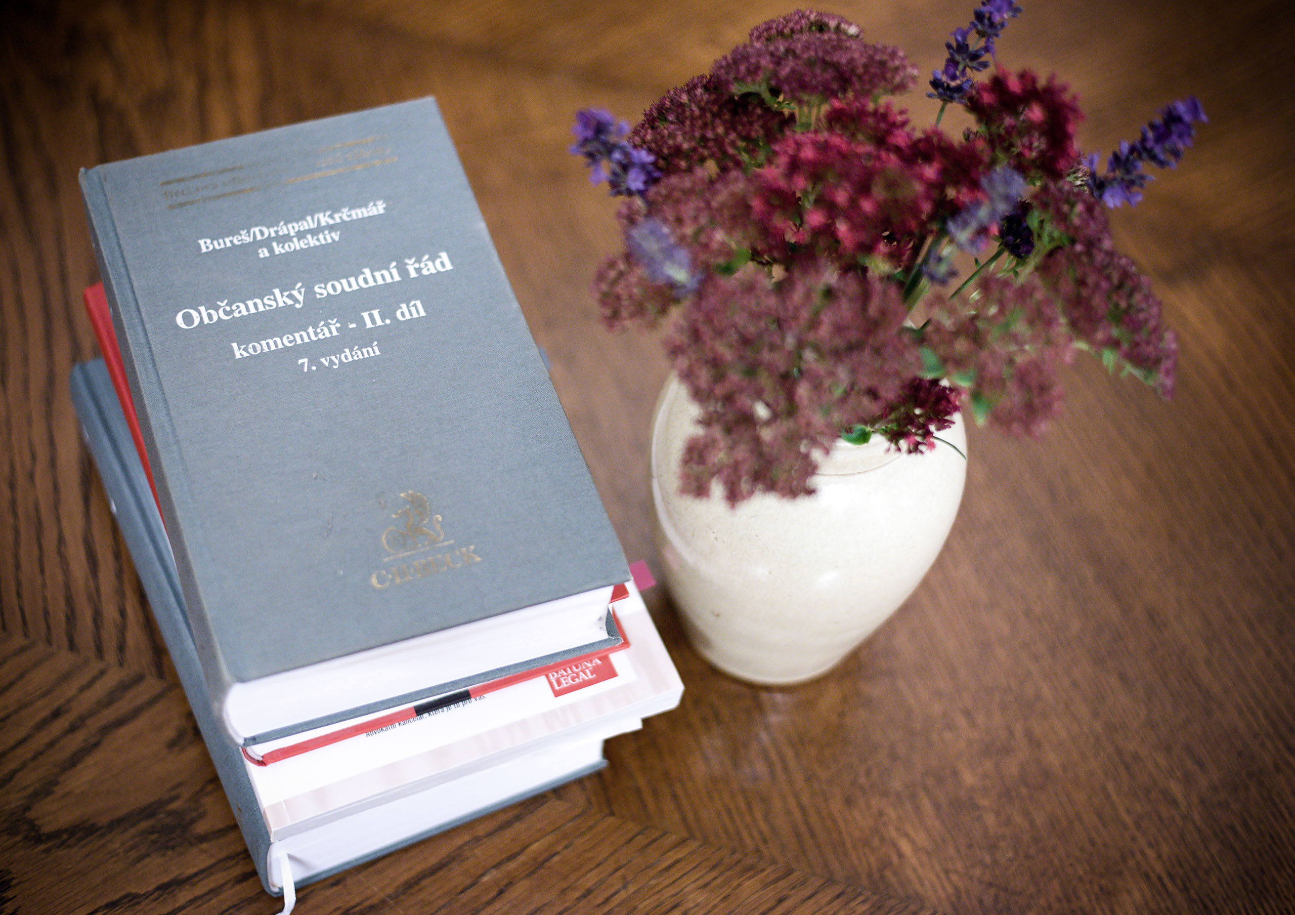 Právnická literatura v kanceláři Mgr. Lenky Čihákové